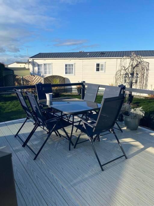 2 Bed, 2 Bath Lodge Style Caravan With Hot Tub & Private Garden At Patrington Haven Leisure Park Exterior foto